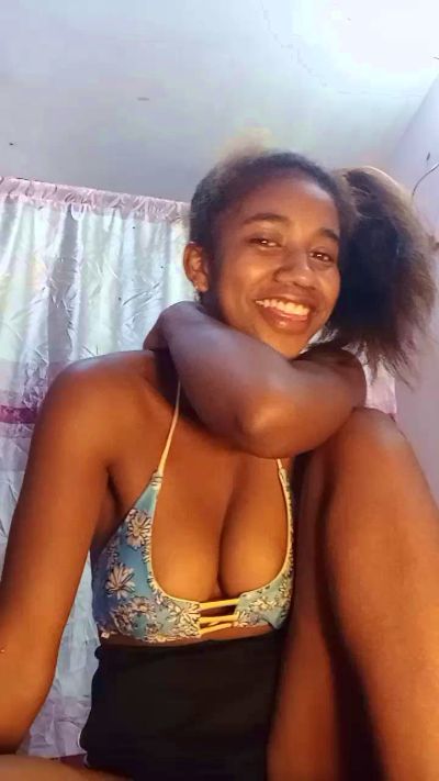 Melanie33 live cam on Cam4