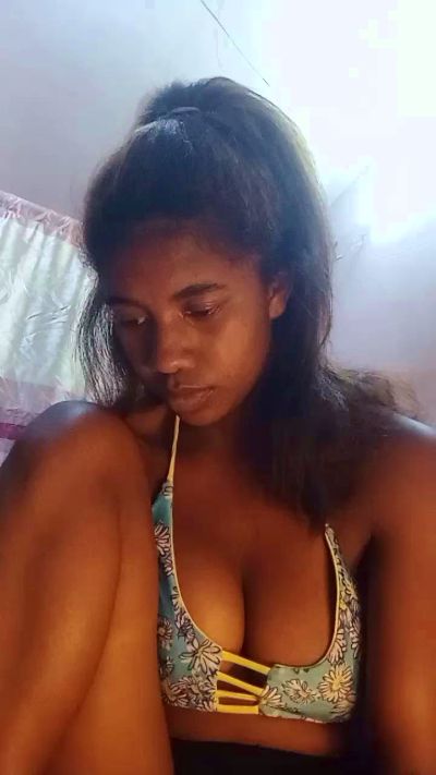 Melanie33 live cam on Cam4