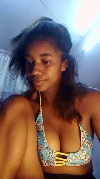 Melanie33 live cam on Cam4