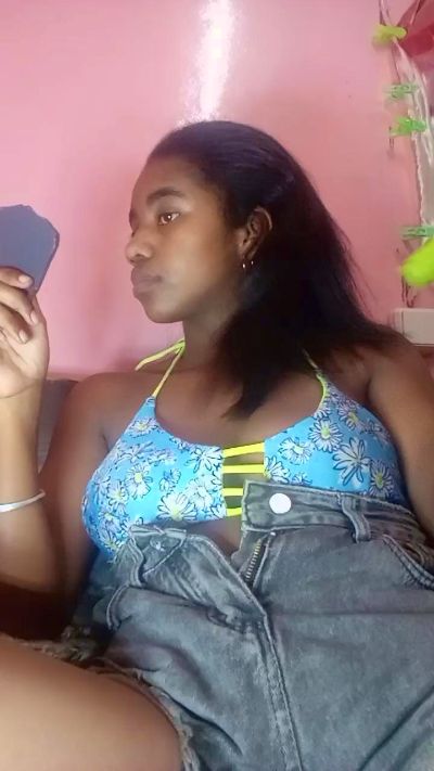 Melanie33 live cam on Cam4