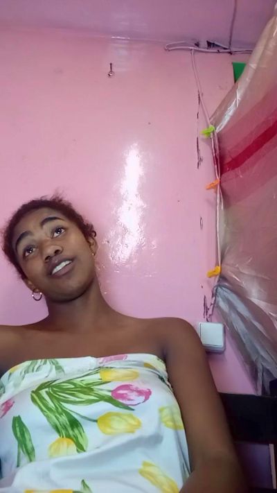 Melanie33 live cam on Cam4
