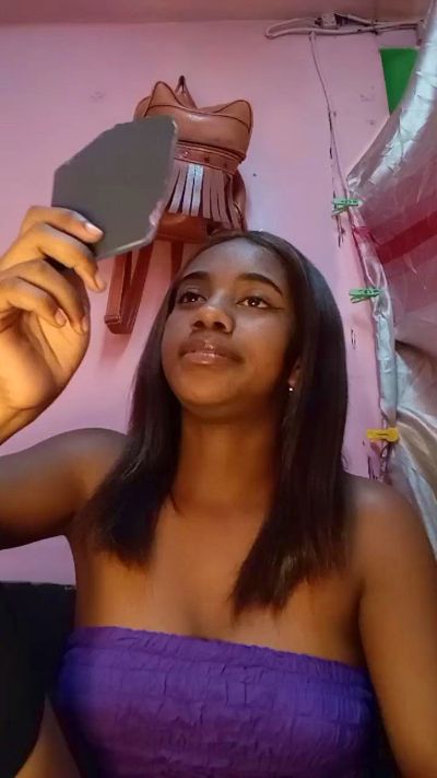 Melanie33 live cam on Cam4