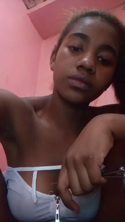Melanie33 live cam on Cam4
