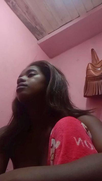 Melanie33 live cam on Cam4
