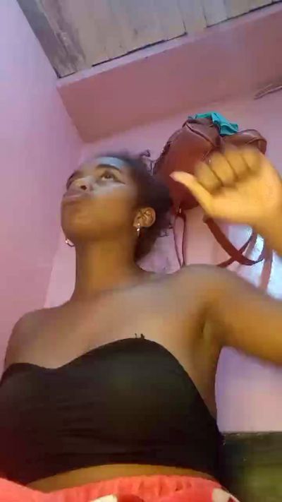 Melanie33 live cam on Cam4