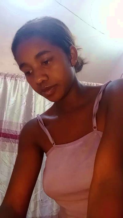 Melanie33 live cam on Cam4