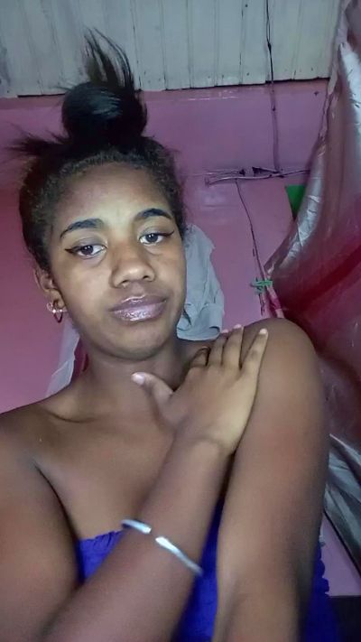 Melanie33 live cam on Cam4