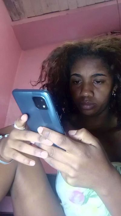 Melanie33 live cam on Cam4