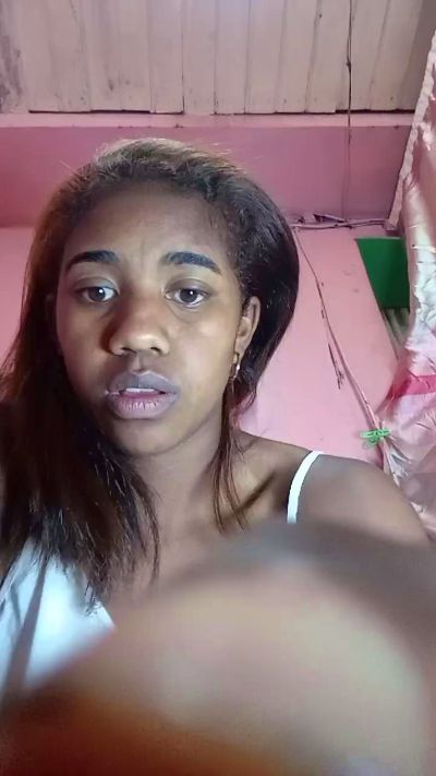 Melanie33 live cam on Cam4