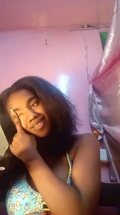 Melanie33 live cam on Cam4