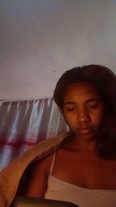 Melanie33 live cam on Cam4