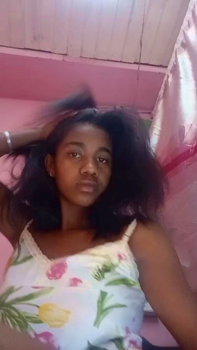 Melanie33 live cam on Cam4
