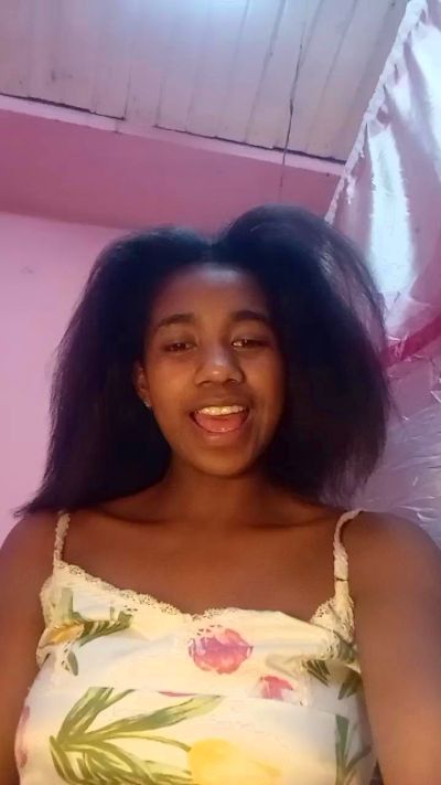 Melanie33 live cam on Cam4