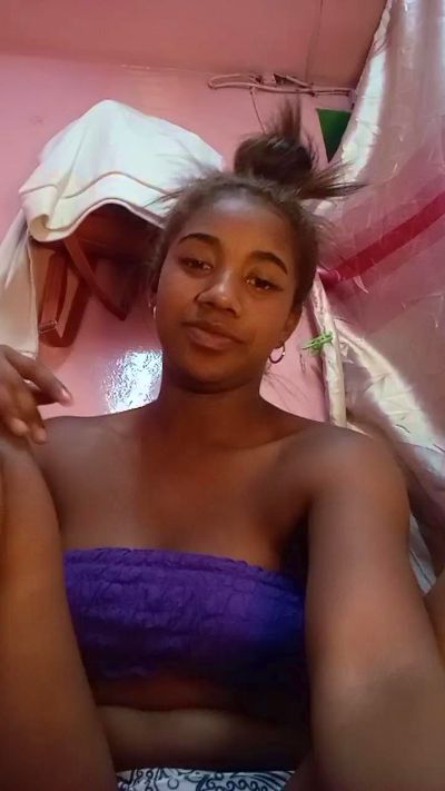 Melanie33 live cam on Cam4