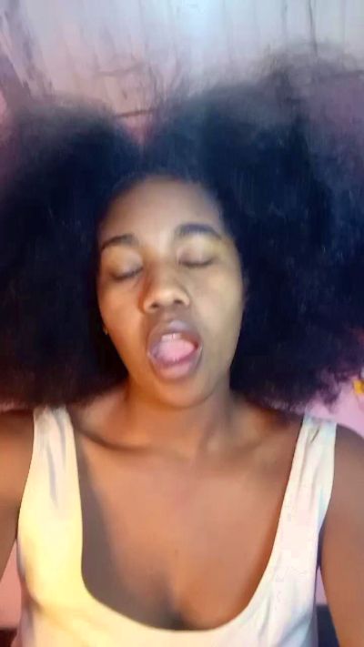 Melanie33 live cam on Cam4