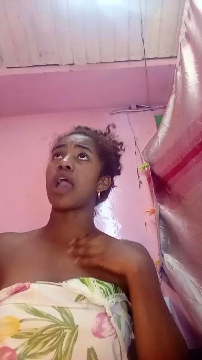 Melanie33 live cam on Cam4