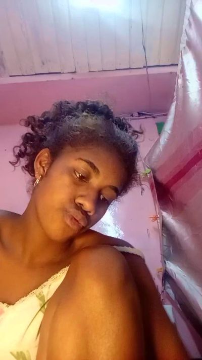 Melanie33 live cam on Cam4