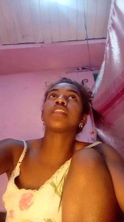 Melanie33 live cam on Cam4
