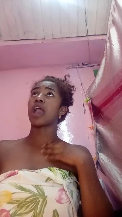 Melanie33 live cam on Cam4