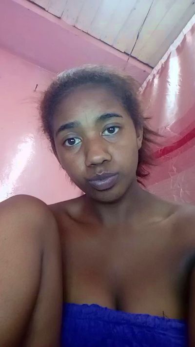 Melanie33 live cam on Cam4