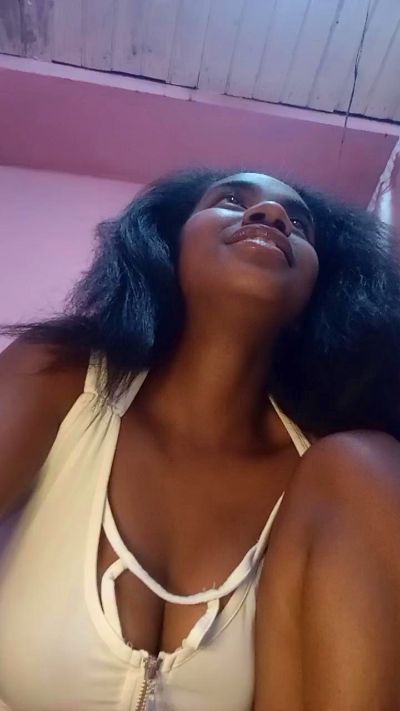 Melanie33 live cam on Cam4