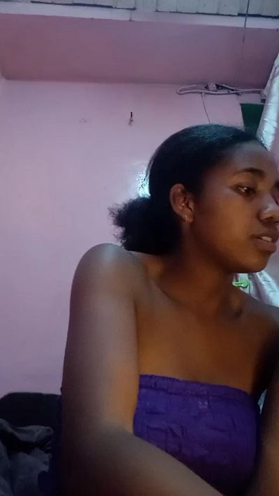 Melanie33 live cam on Cam4