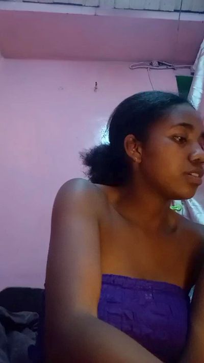Melanie33 live cam on Cam4