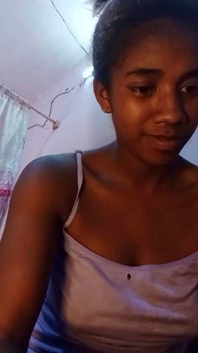 Melanie33 live cam on Cam4