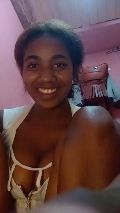 Melanie33 live cam on Cam4