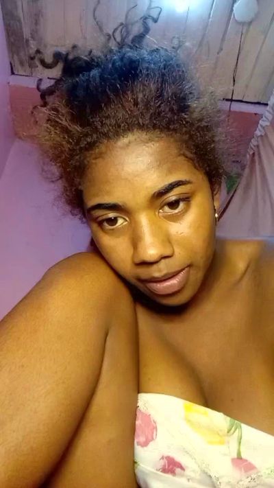 Melanie33 live cam on Cam4