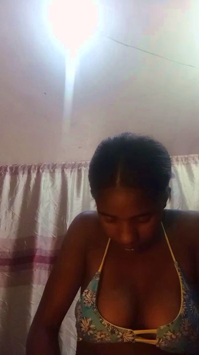 Melanie33 live cam on Cam4