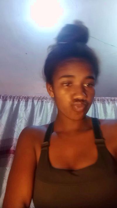 Melanie33 live cam on Cam4