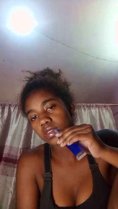 Melanie33 live cam on Cam4