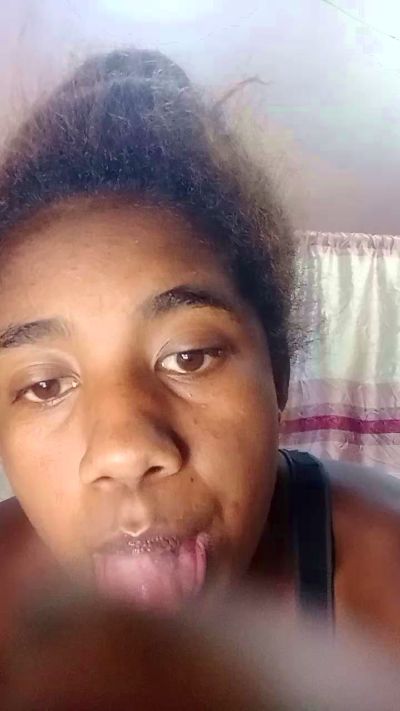 Melanie33 live cam on Cam4