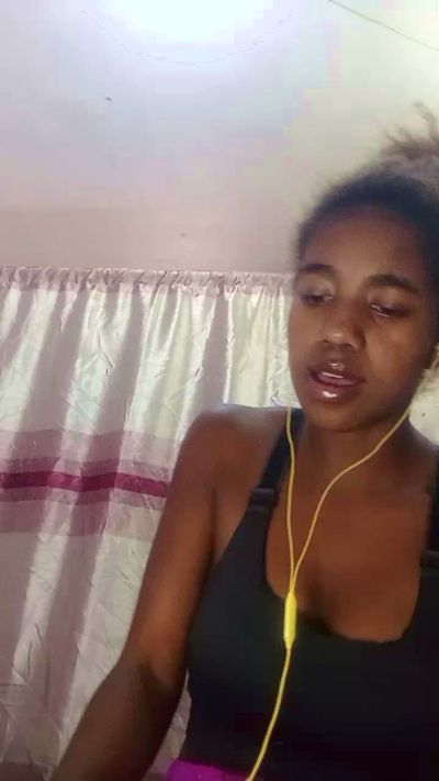 Melanie33 live cam on Cam4