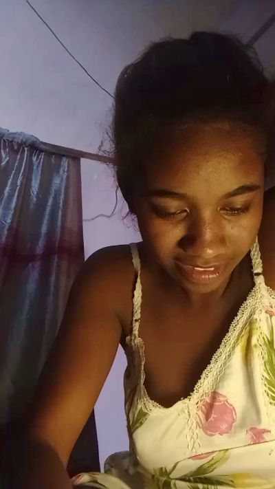 Melanie33 live cam on Cam4