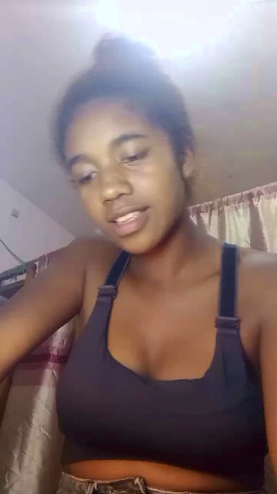 Melanie33 live cam on Cam4