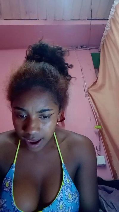 Melanie33 live cam on Cam4