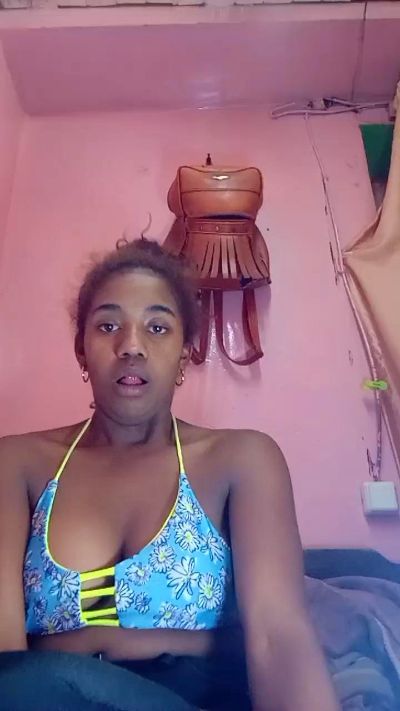 Melanie33 live cam on Cam4