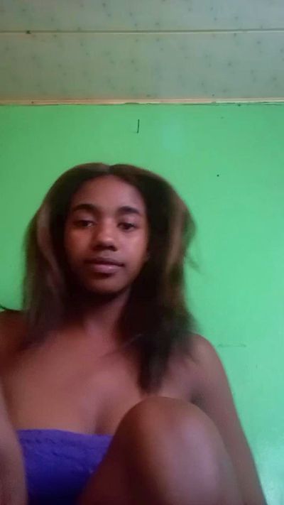 Melanie33 live cam on Cam4