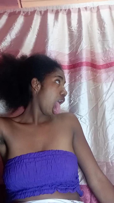 Melanie33 live cam on Cam4