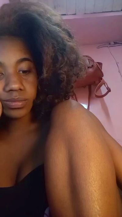 Melanie33 live cam on Cam4