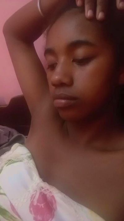 Melanie33 live cam on Cam4
