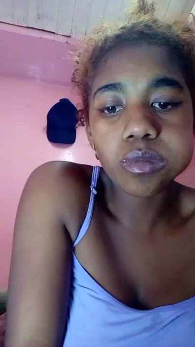 Melanie33 live cam on Cam4
