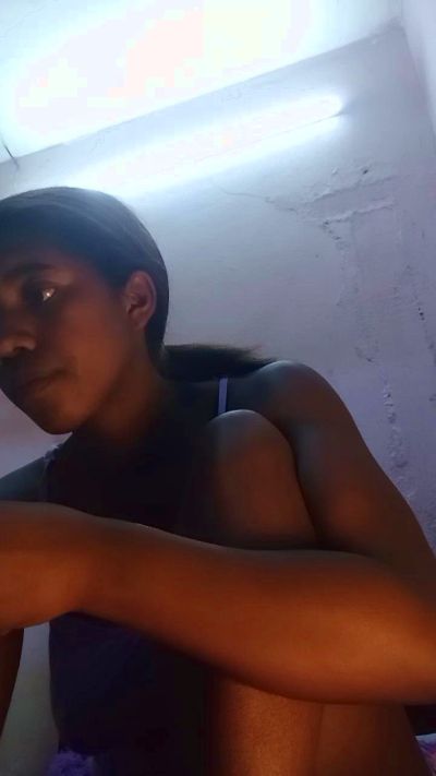 Melanie33 live cam on Cam4