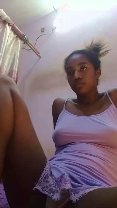 Melanie33 live cam on Cam4