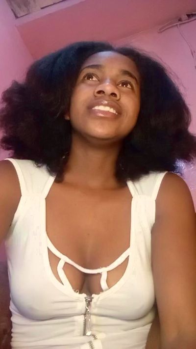 Melanie33 live cam on Cam4