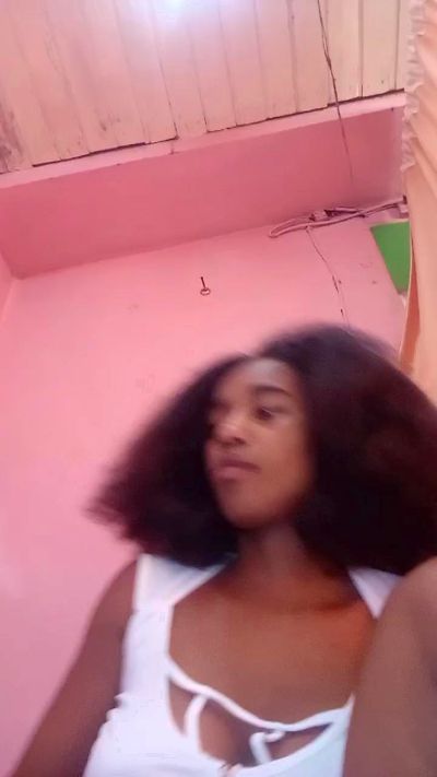 Melanie33 live cam on Cam4