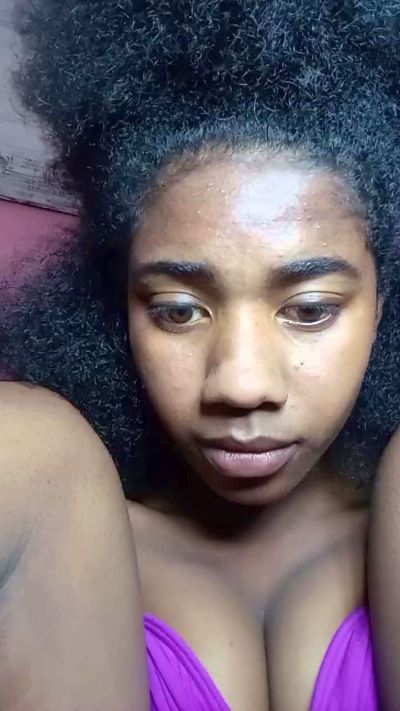 Melanie33 live cam on Cam4