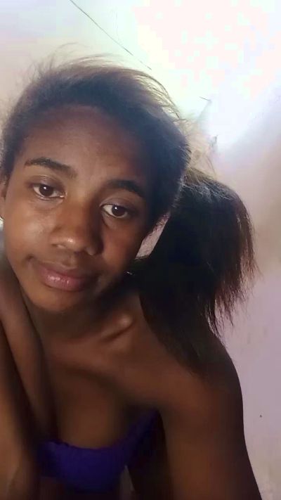 Melanie33 live cam on Cam4
